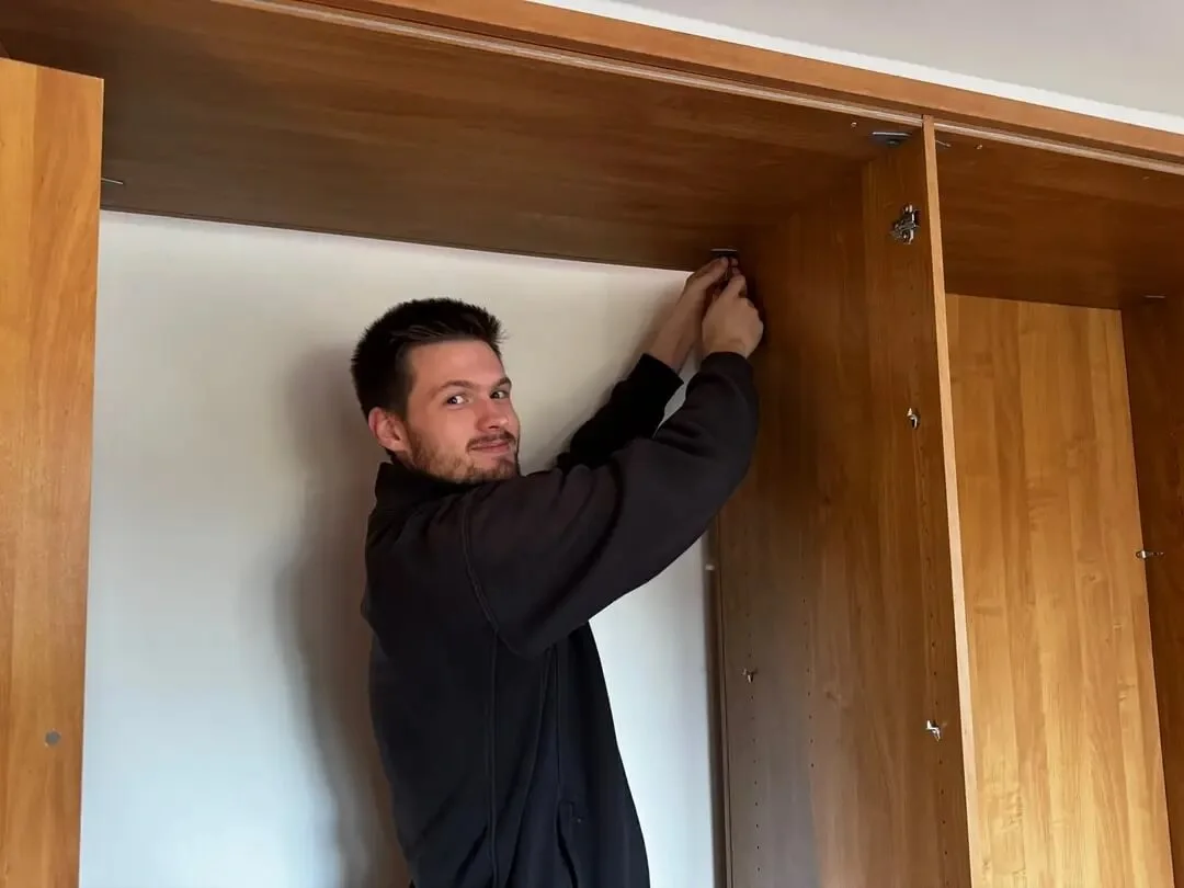 Oprava skříně poškozené stěhováky